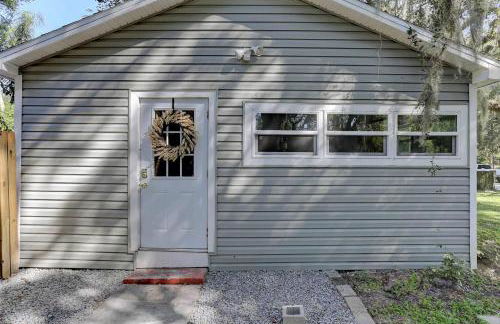 Treehouse is a Quaint 2 BR in an Up-and-Coming Part of Town, Pet Friendly with Fenced Yard and lounge area that is Close to Downtown Tampa - Foto 14