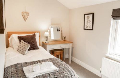 Charming Cottage close to Chester Garden Parking - Photo 6