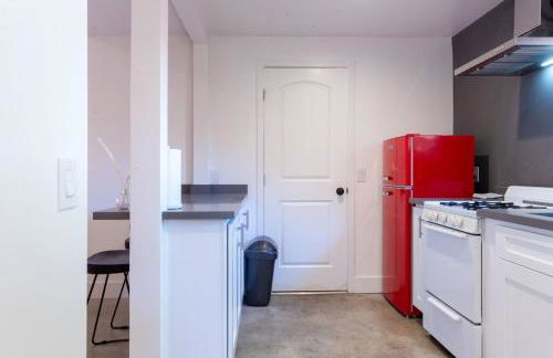 Modern Private Guesthouse with Parking, Yard, and Washer Dryer - Foto 28