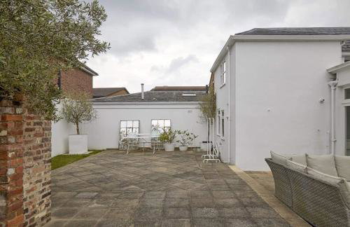 Double-Bed Bedroom, Living Room and Kitchenette, private Bathroom and Utility Room available at Willow House, Shepperton - Foto 30