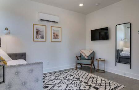 Charming East Nash Retreat, Walk to Dining Faves, Cozy Den, Workspace and Smart TVs, Plush Velvet Sofa, Full Kitchen & Garage, Near Mas Tacos & Five Points, 10 Min to Broadway, 24 Hr Hospitality - Foto 8