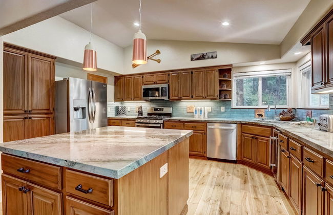 Nestled Pines Retreat Hot Tub, Pool Tahoe, Foosball, +more! - Foto 11