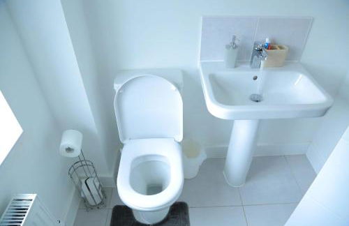 Beautiful New family home - Photo 8