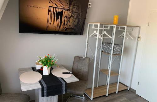 -Fewo Benz- Exklusive Ferienwohnung im Stadtzentrum von Wittenberge Modernes Ambiente, 3 Einzelzimmer für bis zu 6 Gäste - voll ausgestattet mit Waipu-TV und High-Speed-WLAN Bettwäsche und Handtücher inklusive! - Foto 14