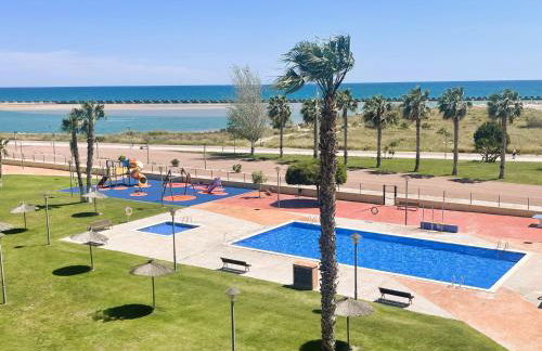 Onze - primera línea de mar con piscina - Foto 16