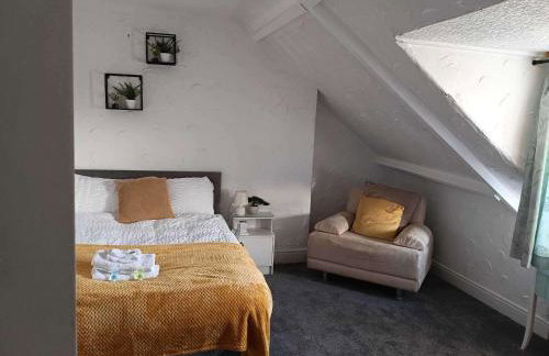 Apt - Sleeps 10 - Parking - Ideal for Contractors - Photo 6