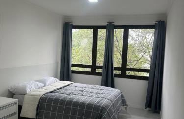 Loft um dormitório completo ao lado do consulado americano - Foto 2