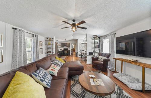 Lake Conroe 3BR Home w Boat Ramp Access, Kings, BBQ, Sleeps 8 - Photo 1