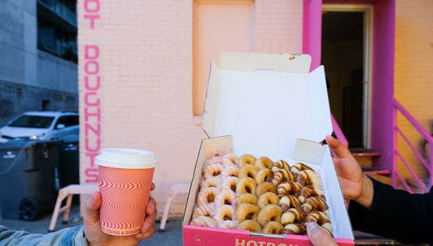Mostrando una caja de los típicos mini dónuts de Toronto