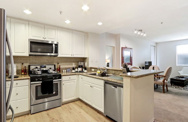 Global Luxury Suites at The Village - Photo 22