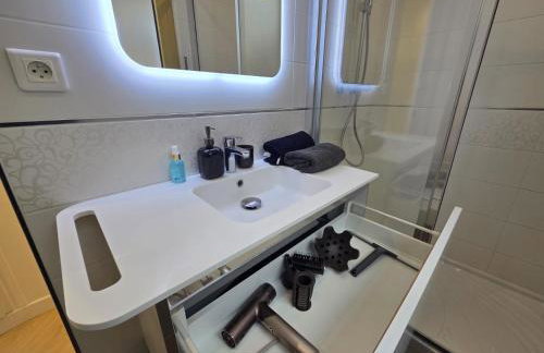 Luxury Paris Apt, Eiffel View, Golden Triangle - Photo 12