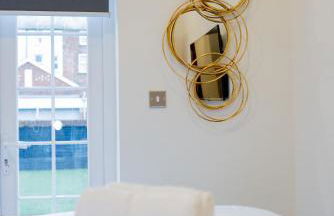 Lethbridge Villa 49 3-bedroom Apartment with private HOT TUB,Fibre WiFi, free parking, sleeps 6 - Foto 12