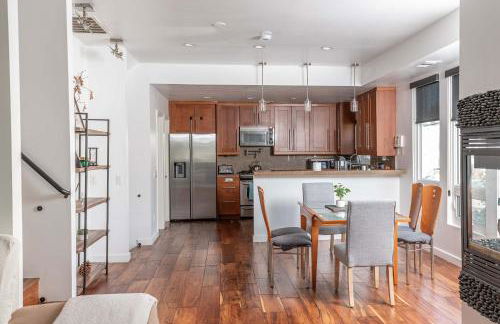 Chic SD Basecamp - Walk to Downtown - Foto 15