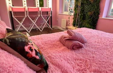 #1 Most Viral Pink House w Ball Pit - Foto 13