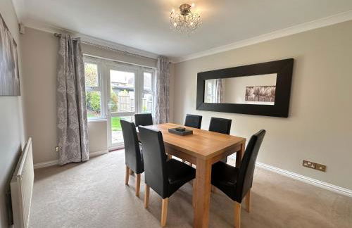 Spacious 4 Bed Home near Elizabeth Line, perfect for Contractors, Families & Groups - Foto 8