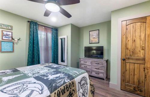 Stockyards 5 mins!-New!-Sleeps 8. Cowboy Bungalow - Foto 23