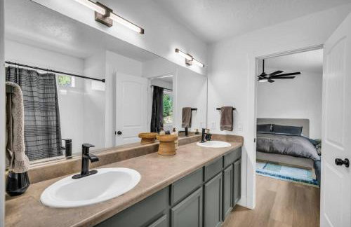 Zion Plush Family Escape HotTub, Games, Sleeps 14 - Photo 27