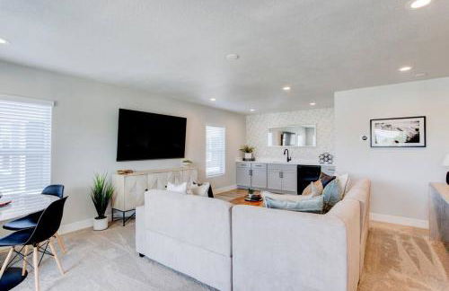 Midway to Heaven! BRAND NEW 5 bed 4.5 bath, HOTTUB - Photo 77