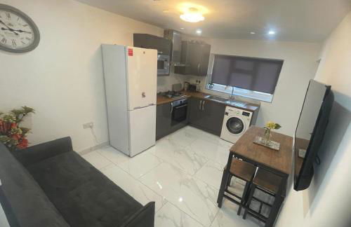 Newly built modern flat with free parking close to London Luton airport and L&D hospital - Photo 7