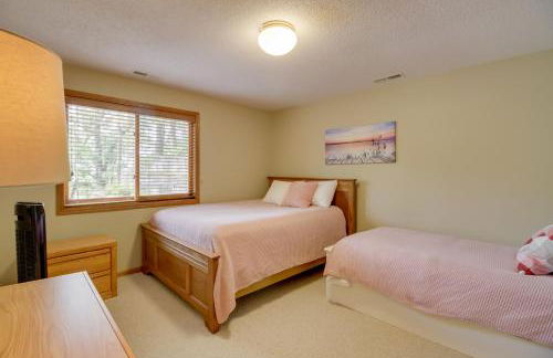 Sandy Beach Family Getaway with Fire Pit and Deck! - Foto 20