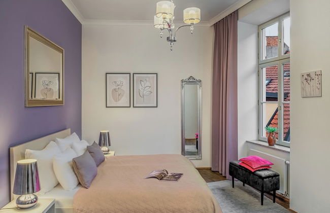 4 Arts Apartments by Adrez Living - Photo 9