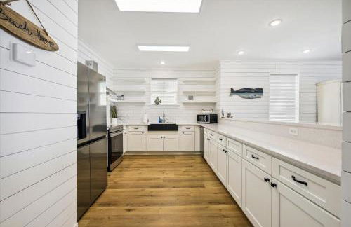 Just Beachy - 5 Bedroom Beach Front Home! Sleeps 20 Home by RedAwning - Foto 27