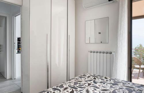 Apartment Lights on the Lake Zweizimmerwohnung mit Terrasse und Pool by Interhome - Photo 13