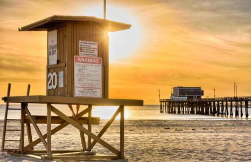 2026 Award Winner, Luxe 2BR, steps to sand & pier, with fire pit, AC and parking - Foto 14