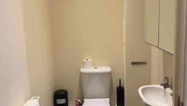 4 Bed House - Sleeps 8 - Wifi - Parking - Foto 4