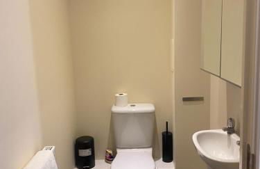 4 Bed House - Sleeps 8 - Wifi - Parking - Foto 4