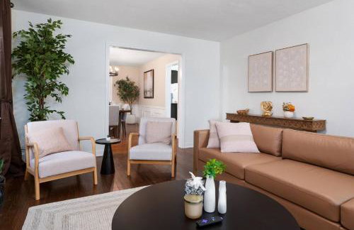 Exclusive Lux Home Near Town • Game Rm • Gym • 4BR - Photo 30