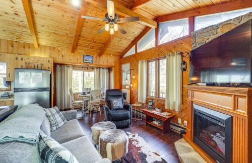 Near Lake and Trails Rustic Newland Cabin with Deck! - Foto 7