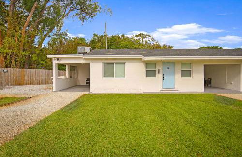 Tropical Escape near Beach! Tons of parking! - Photo 9