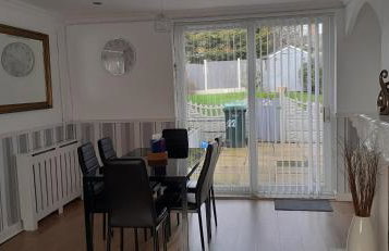 Ladbury House in Walsall near M6, Walsall Uni and Hospital, with free parking and easy access to Birmingham city centre and West Bromwich, only 20 mins to NEC and Birmingham airport, 15 mins to Villa Park, Great for contractors! - Foto 26