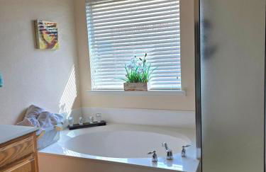 Lovely Lakeside Living - Foto 23