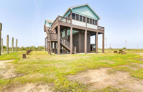 Canal-Front Coastal Getaway in Gilchrist with Deck - Foto 3