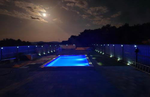 Villa Joy with Pool,Jacuzzi,E Auto Station - Foto 1