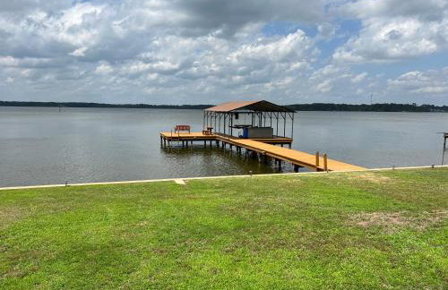 Lakefront Oasis with Private Boat Dock on Lake Palestine - Foto 1
