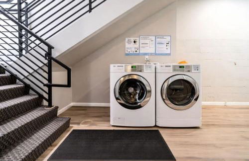 Cozy Micro Suite Unit 1 Sleeps 2 Minutes to Downtown - Foto 12