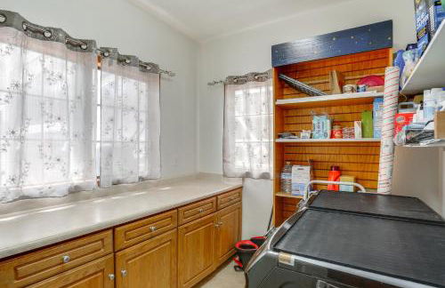 3 Mi to Sequoia Park Zoo Spacious Home with Sunroom - Foto 31