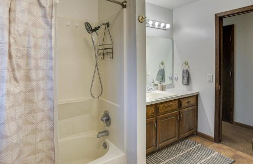 7 Mi to Munsinger Gardens Sartell Home with Deck - Foto 15