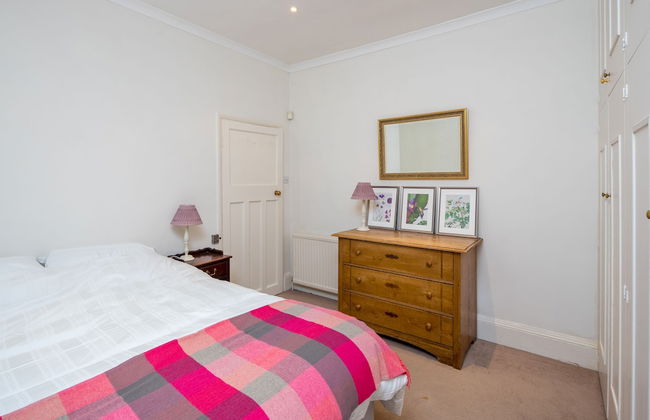 JOIVY Homely 2 Bed Riverside Flat with Patio in Hammersmith - Foto 7