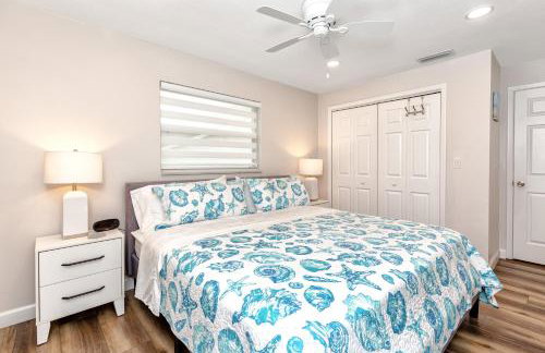 Modern Home, Heated Pool, Close to Beaches! - Foto 33