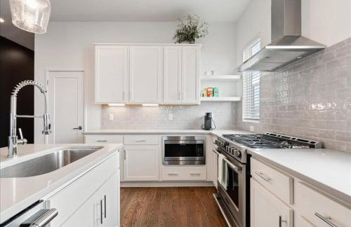 Nash House & Bars of Broadway with Patio Bar and Views! 8min Downtown! Sleeps 12! - Foto 23