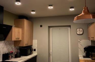 Lovely 3 bed with jacuzzi, close to airport, driveway, wifi - Foto 33