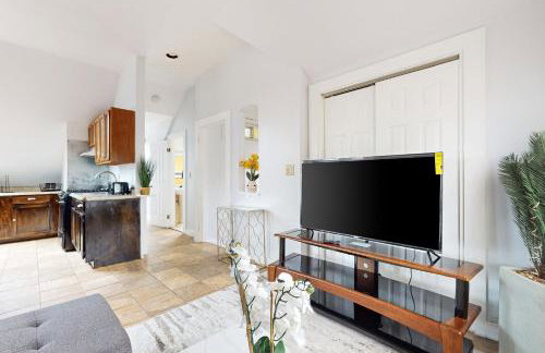 3 Mi to Franklin Park Zoo! Bright Residential Stay - Foto 7