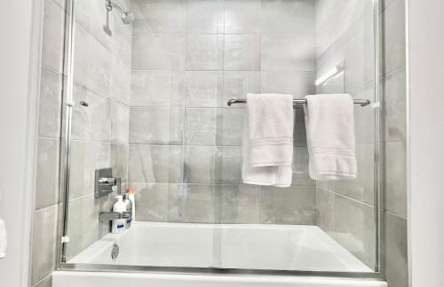 Designer 1 Bedroom Condo in Silver Lake - Photo 20