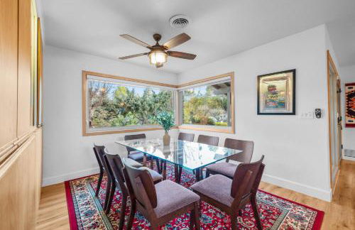 Nature-Inspired Stay with Pool, Fire Pits and More - Foto 47