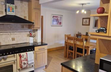 Hereford City - Goldcrest House - 4 Bedroom House With Parking, Located Very Close To City Centre & River Wye - Sleeps Up To 6 Guests - Hosted by RENTMYHOUSE - Photo 14