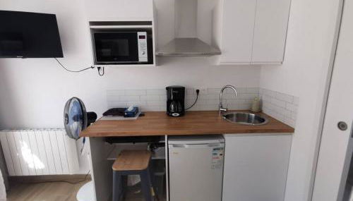 Studio neuf proche Camargue - Photo 4, stove, minibar